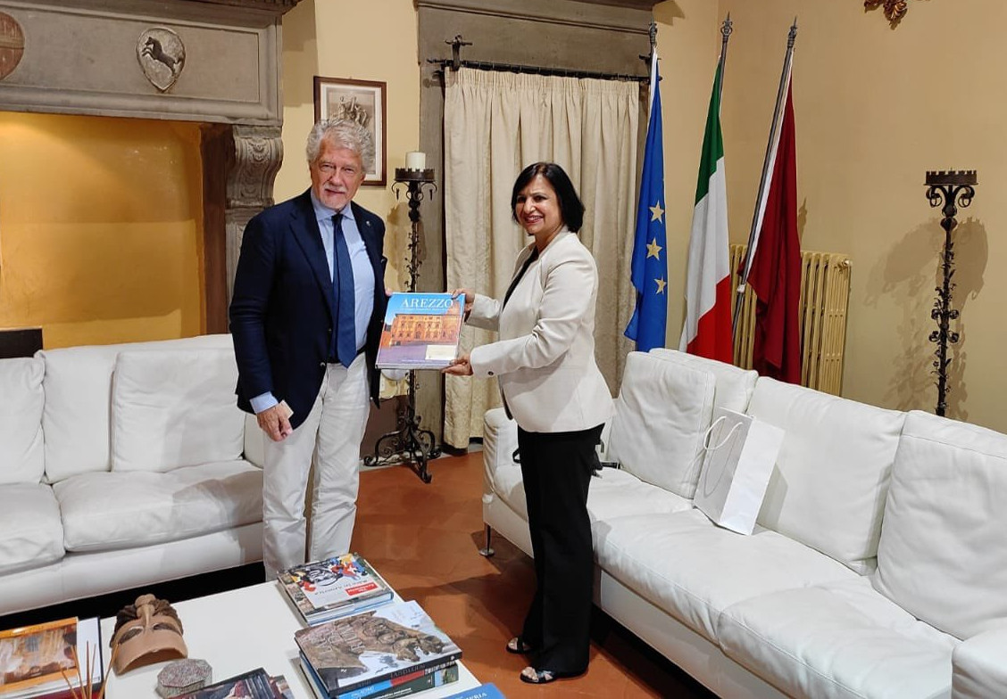 Meeting with Mayor of Arezzo HE Alessandro Ghinelli (August 2022)